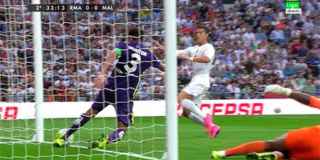 Cristiano mira el balón sobre la línea de gol.