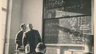 Estudiantes observan una ecuación en 1939