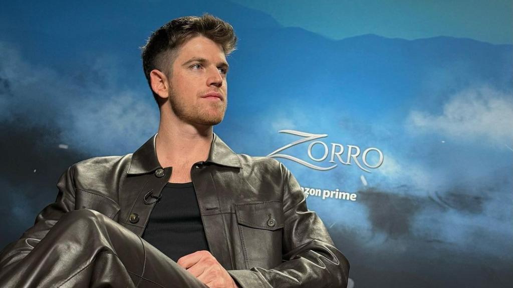 Miguel Bernardeau se convierte en Zorro de su ficción con Rodolfo