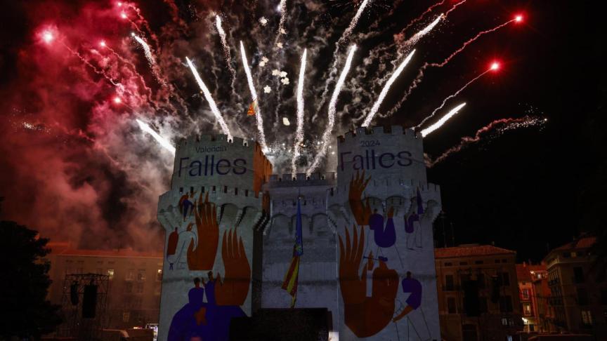 La Crida Ilumina La Noche De Valencia Y Da La Bienvenida A Las Fallas