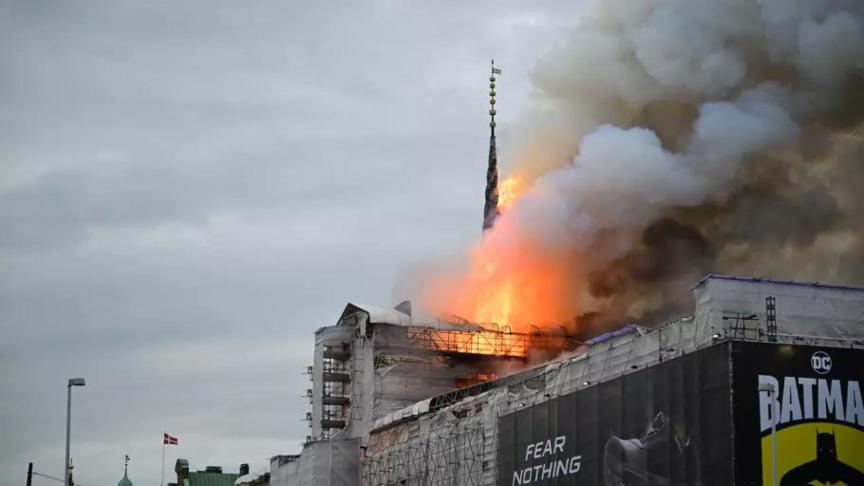 Un Incendio Arrasa El Hist Rico Edificio De La Bolsa De Copenhague Y Se