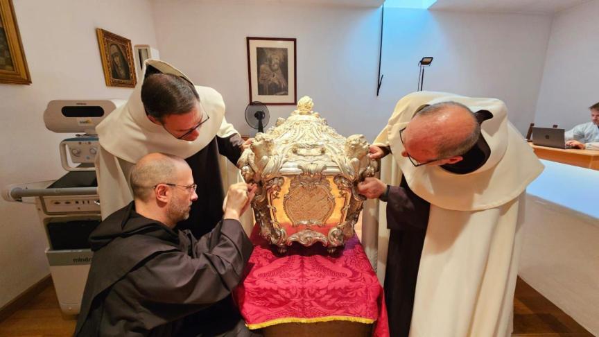 El cuerpo de Santa Teresa de Jesús incorrupto tras abrir su sepulcro