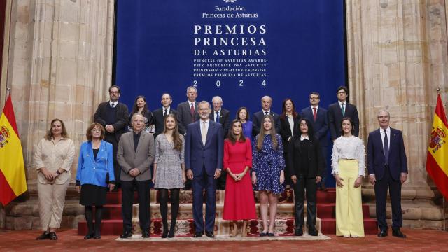 Felipe y Letizia junto a Leonor y Sofía reciben en el Hotel Reconquista