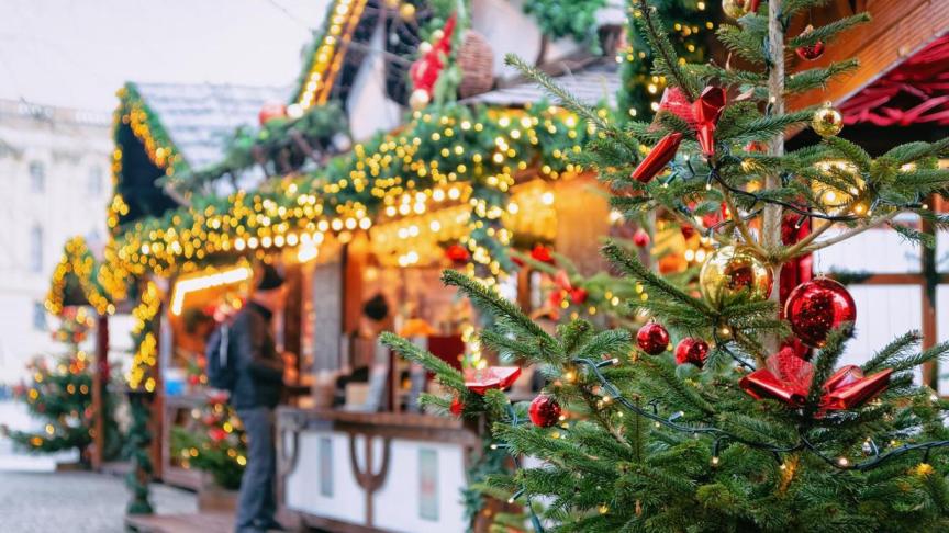 El Pueblo De M Laga Decorado De Navidad Que Tiene Su Propio Mercadillo