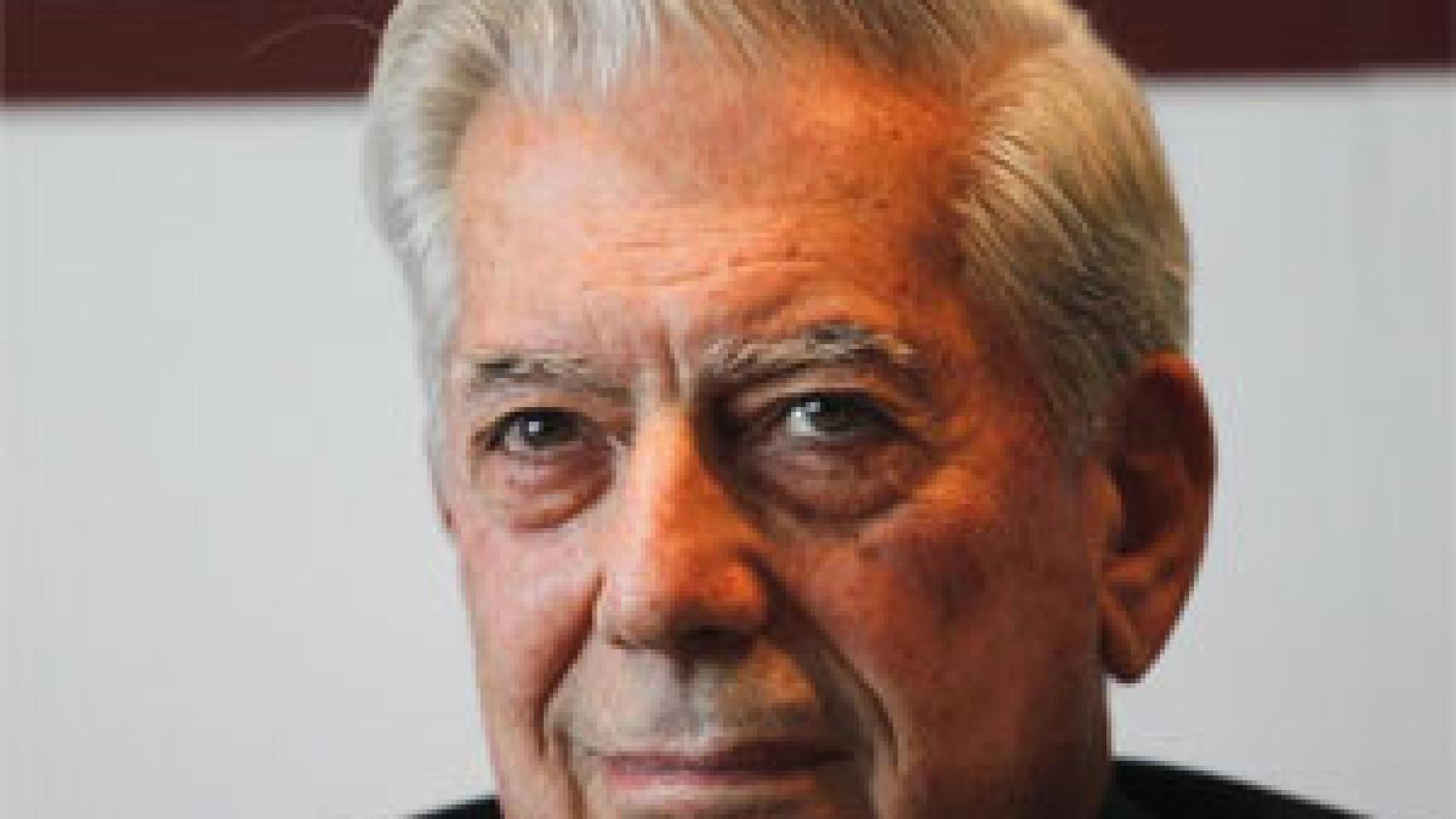 Image: Marc Fumaroli, Mario Vargas Llosa, Carlos Ruiz Zafón y María Kodama, en el Tricentenario de la BNE