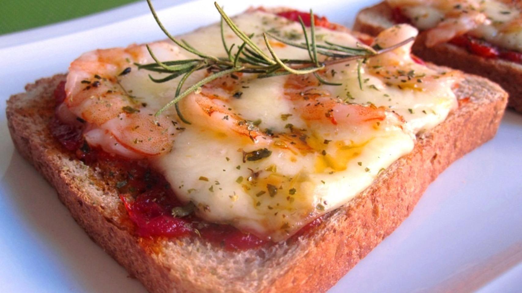 Pizza con pan de molde y salsa de tomate express