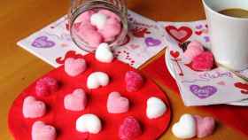 Azucarillos con forma de corazón para una celebración de San Valentín