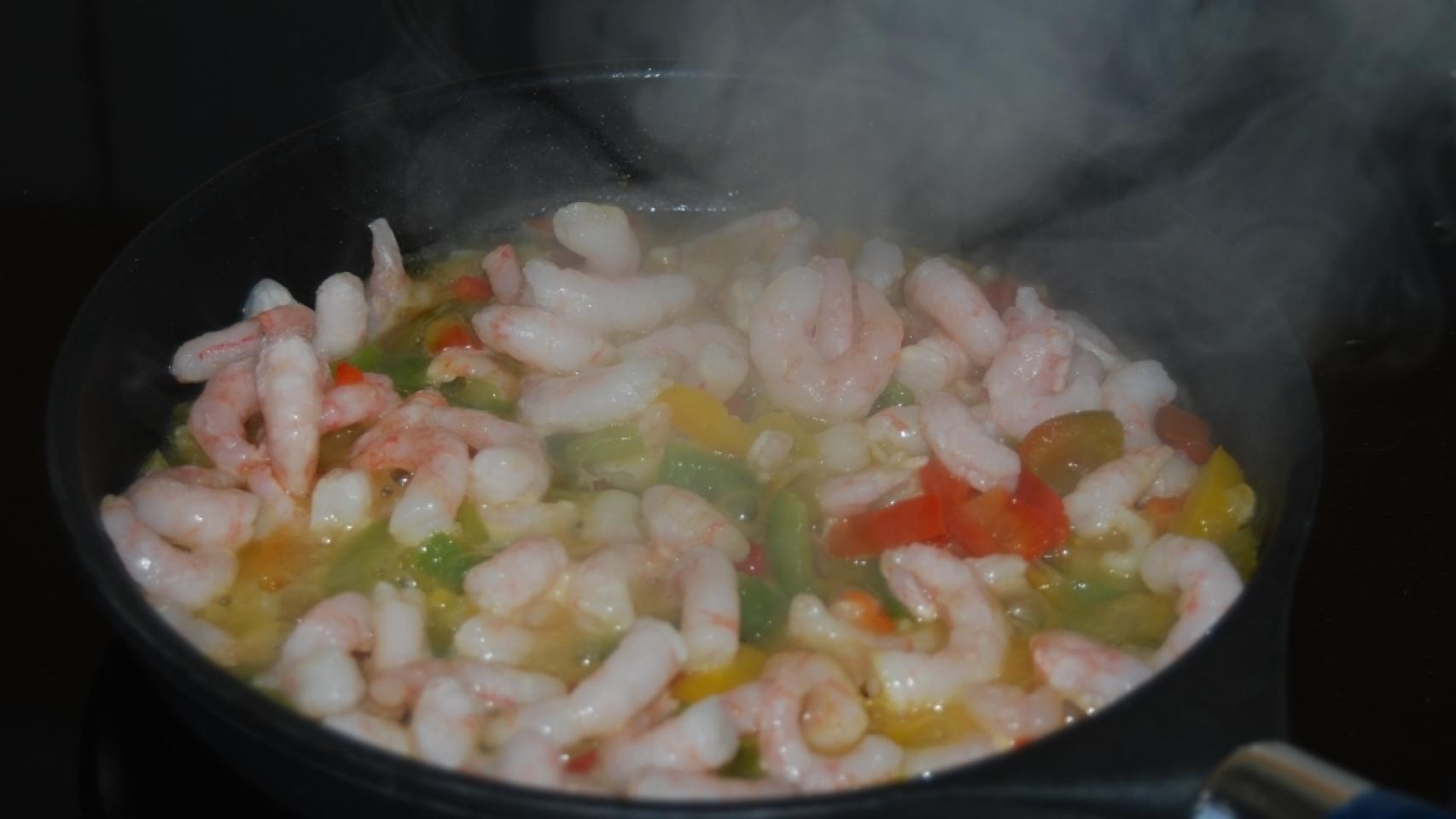 Las gambas con el ajo y el pimiento, antes de echar el pimentón