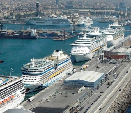 Barcos de crucero en el puerto de Barcelona