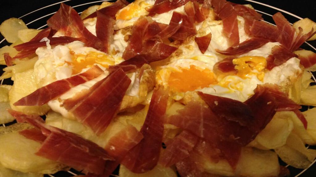 Huevos estrellados con jamón