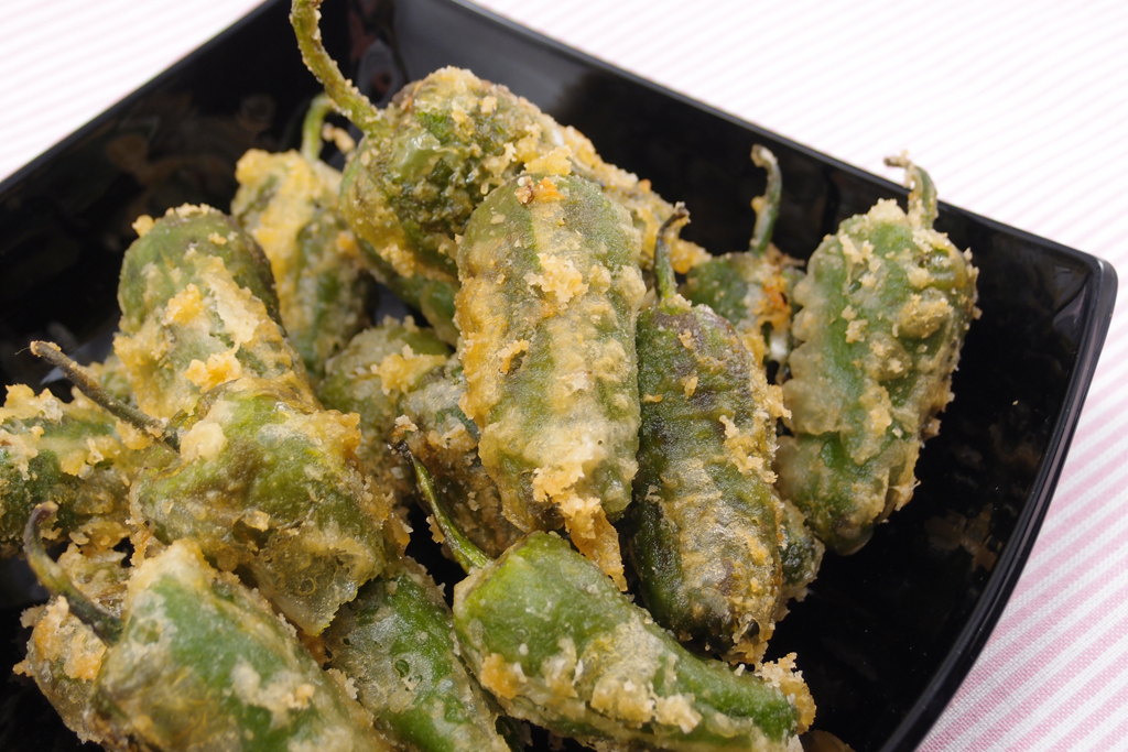 Tempura de pimientos rellenos de queso