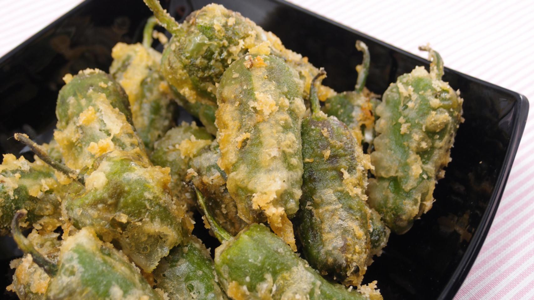 Tempura de pimientos rellenos de queso