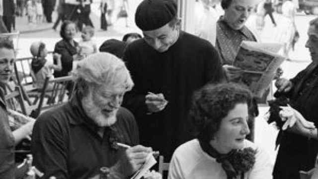 Hemingway rodeado de admiradores, en una de sus últimas visitas a España
