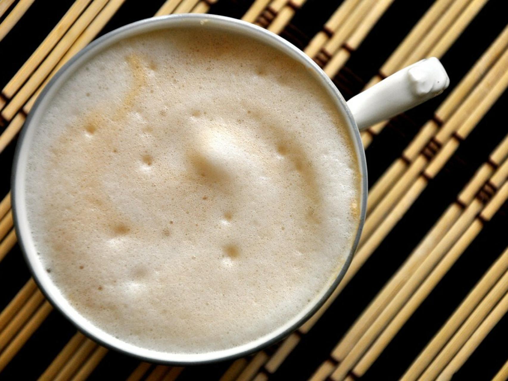 Cómo hacer espuma con leche con un Aerolatte