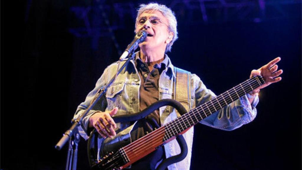 Image: Caetano Veloso: Los brasileños aman el fútbol aunque protesten contra la construcción de grandes estadios