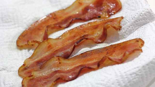 Bacon crujiente en sartén