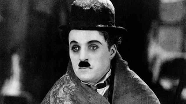 Charles Chaplin caracterizado de Charlot