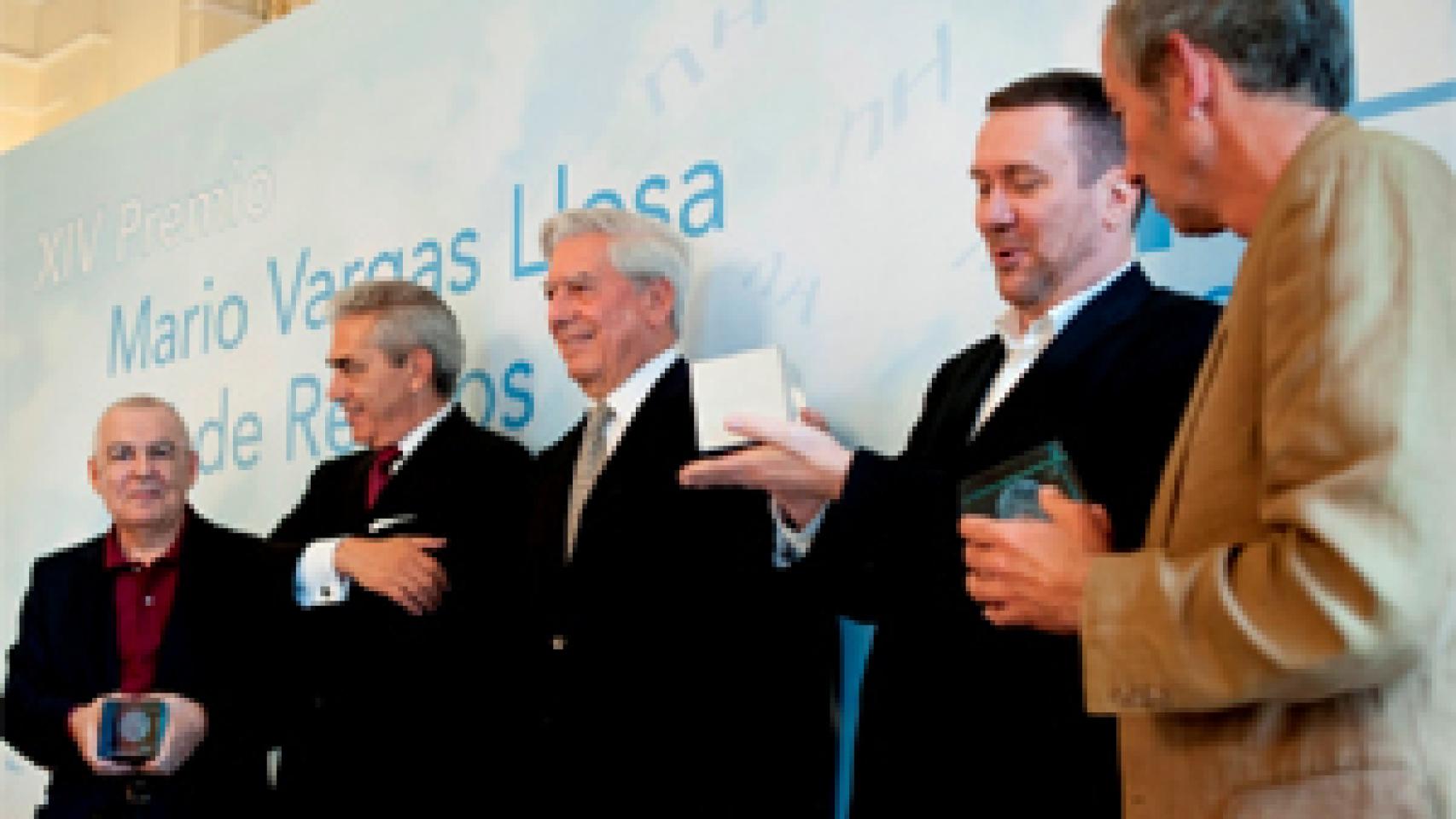 Image: Luisgé Martín, Gonzalo Calcedo y Gonzalo Hidalgo, ganadores del XIV Premio Vargas Llosa NH de Relatos