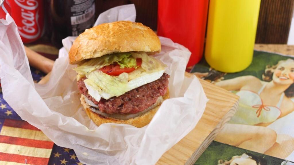 Hamburguesa con tomate seco y queso Brie