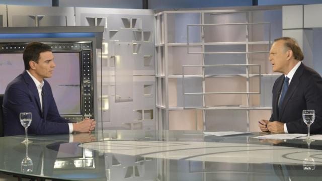 Pedro Sánchez junto a Pedro Piqueras en 'Informativos Telecinco'