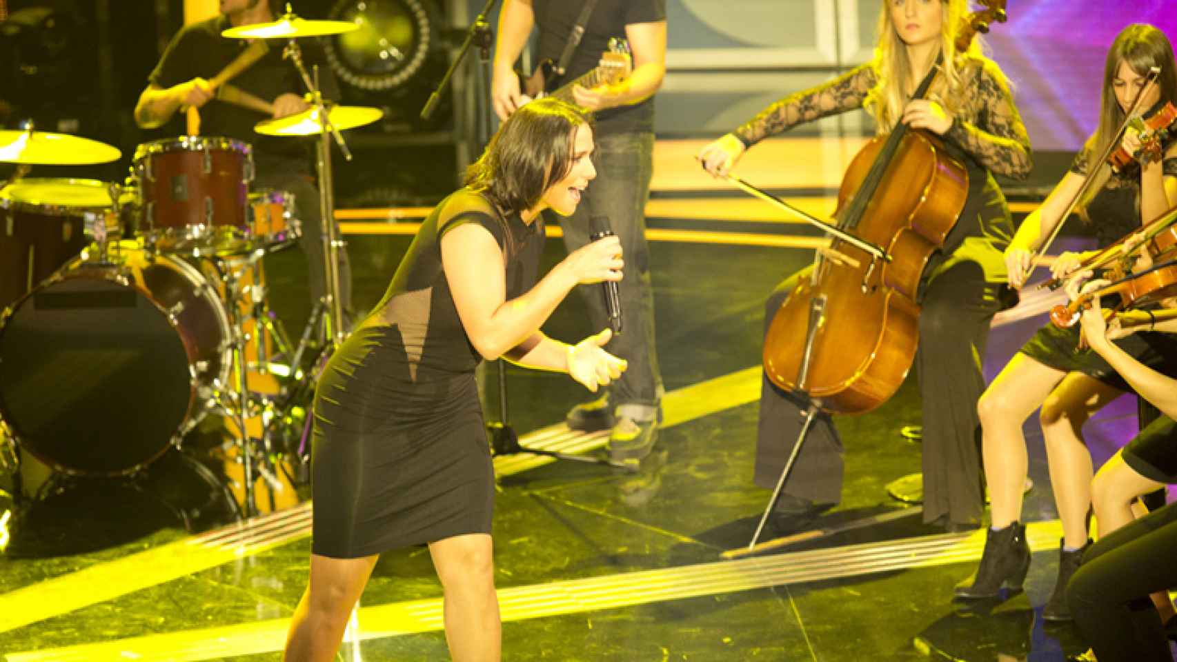 Rosa López canta 'Me da igual' en el plató de 'Hit, la canción'