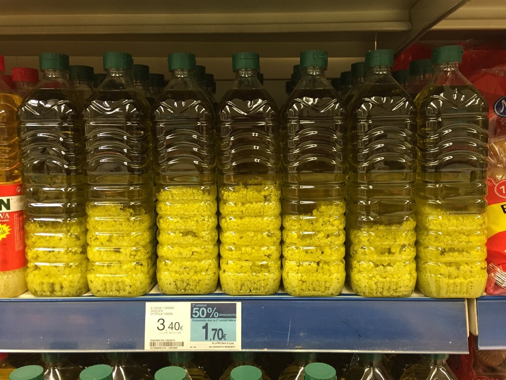 Grumos blancos en el aceite de oliva