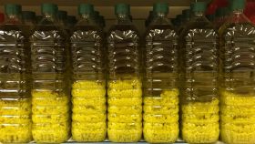 Botellas de aceite de oliva con grumos blancos en un supermercado