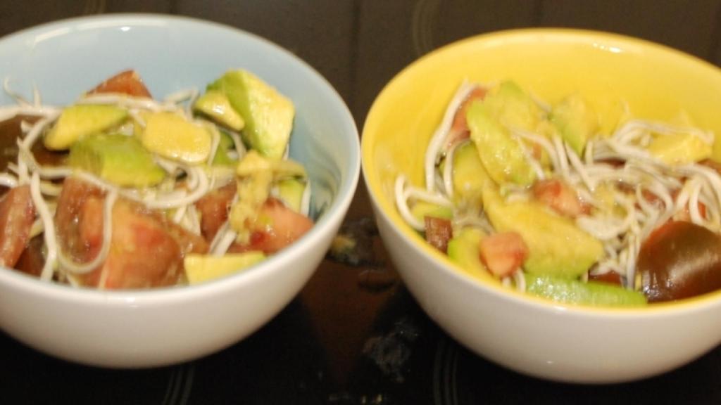 Ensalada de aguacate y gulas con vinagreta de lima y jengibre