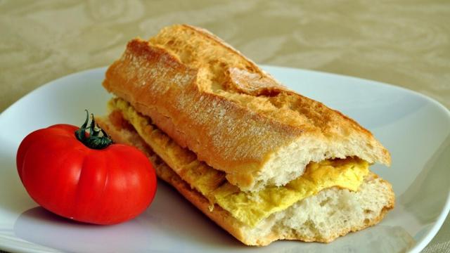 bocadillo-tortilla-tomate-11