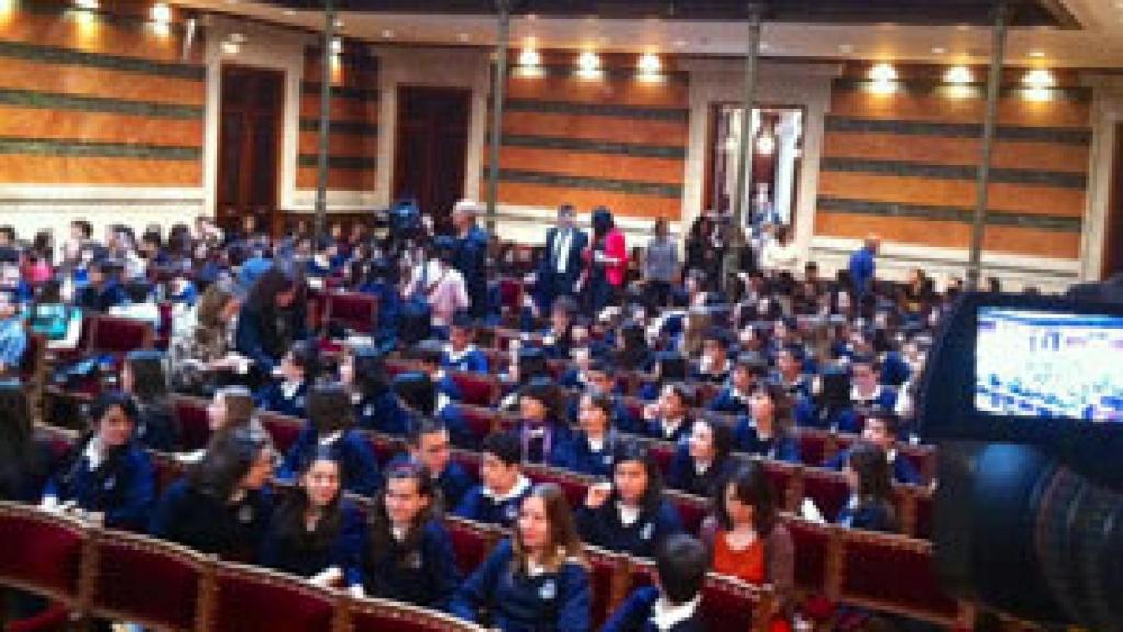 Image: Clase de ortografía en el salón de plenos de la RAE