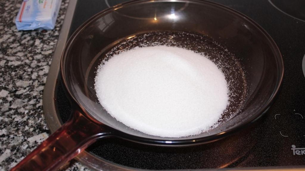 La sartén de vidrio es adecuada para cocinar cosas a temperaturas bajas como el azúcar para hacer caramelo