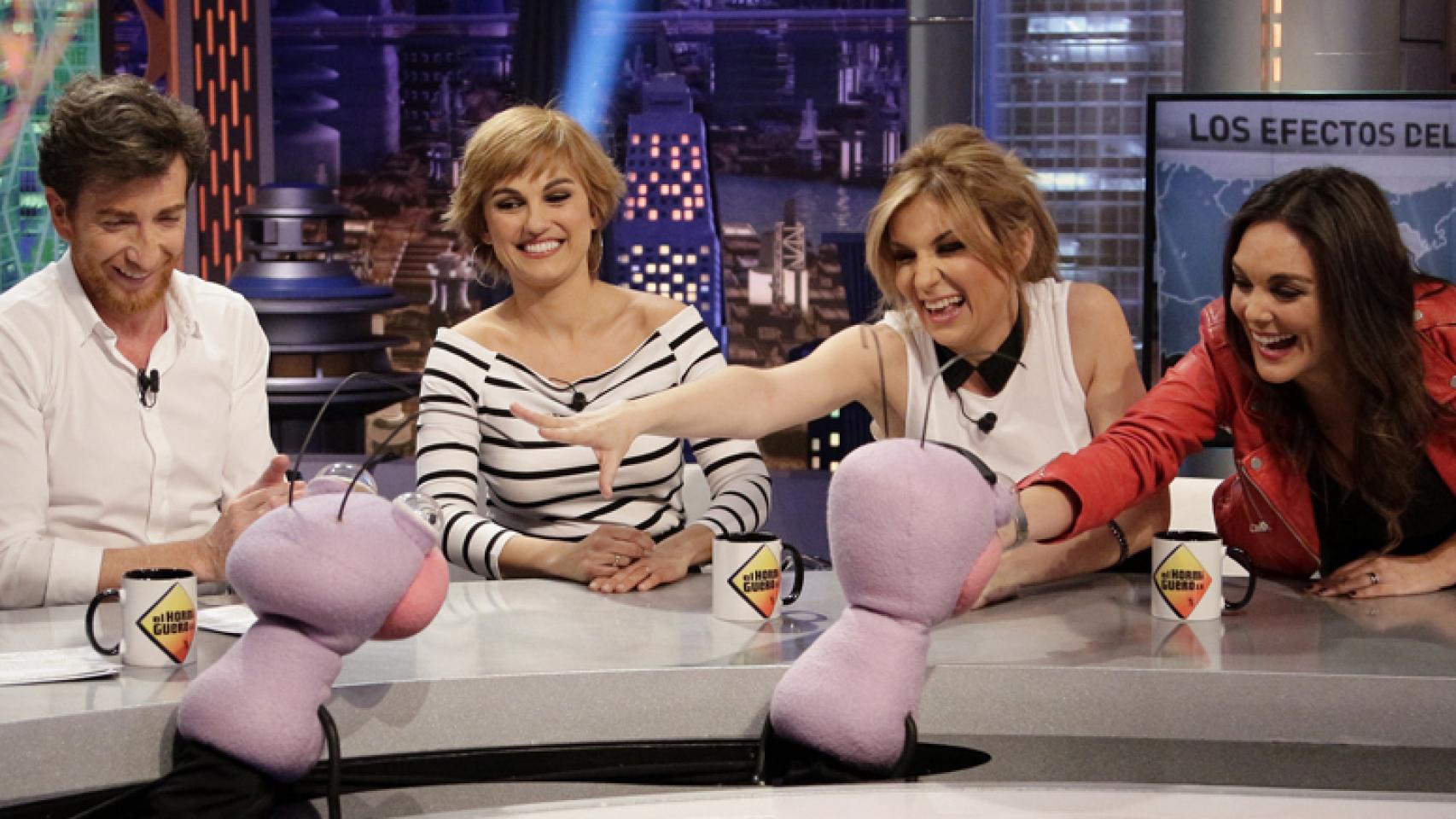 Pablo Motos, Lourdes Maldonado, Sandra Golpe y Mónica Carrillo en 'El hormiguero'