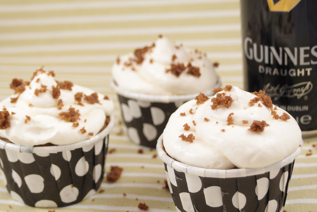 cupcakes de cerveza Guinness con frosting de queso