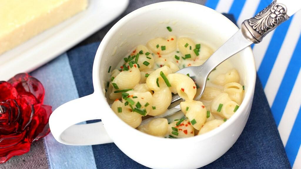 Macarrones con queso en taza