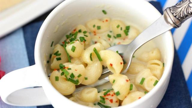 Macarrones con queso en taza