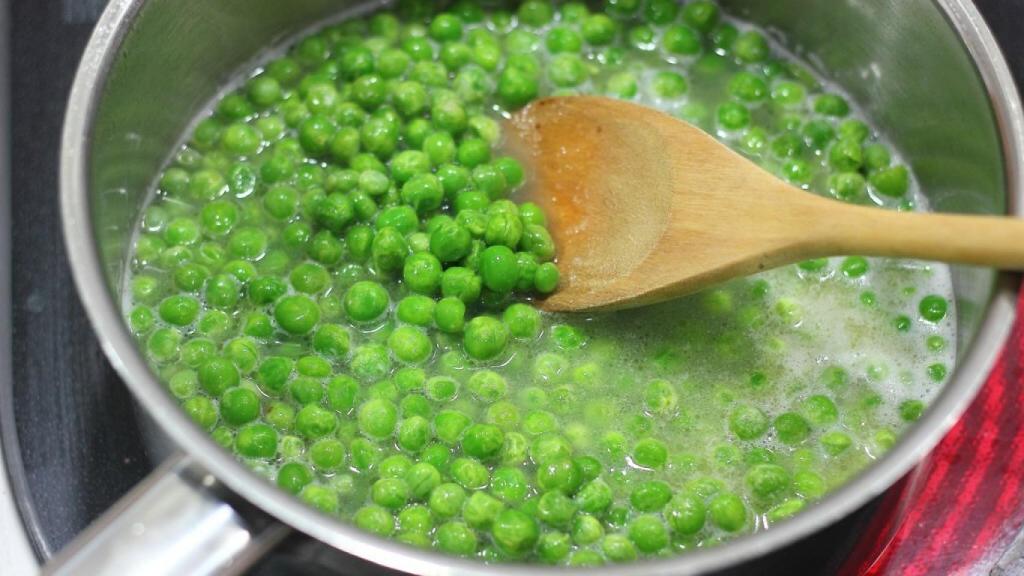 Cuando hierva, echamos los guisantes con el azúcar y el zumo de limón