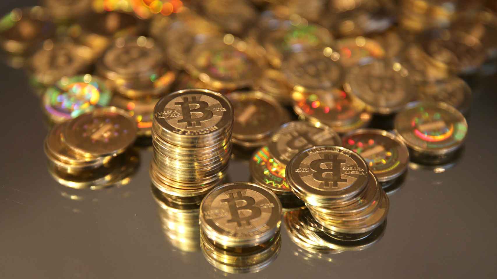 Varias monedas físicas representativas del bitcoin.