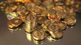 Varias monedas físicas representativas del bitcoin.