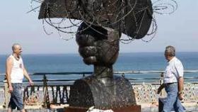 Image: San Sebastián convive con las esculturas que Valdés creó para ser tocadas
