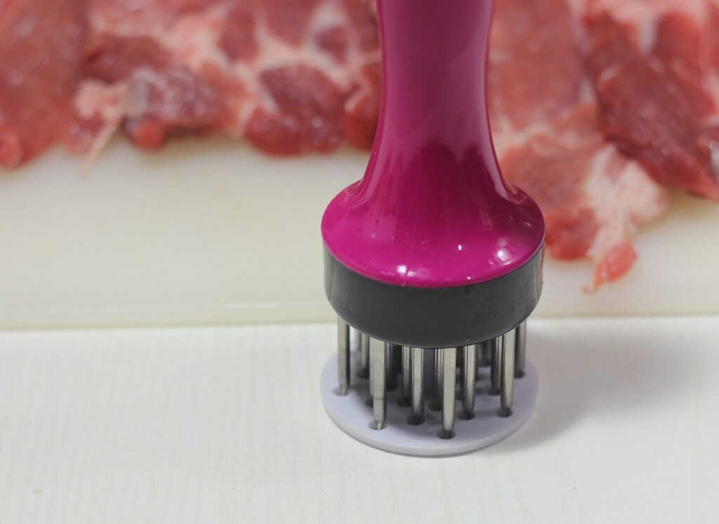 Aplastamos la carne con un martillo o similar para que esté más tierna