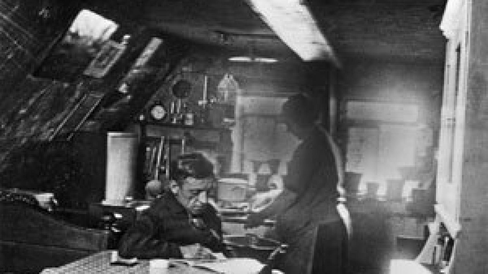 Image: Con el puño en alto