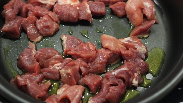 Sazonamos y sofreímos la carne en el AOVE