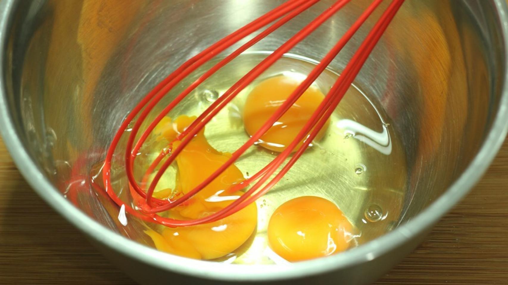  Manivela manual para batir huevos, múltiples varillas de  agitación, ciclo de 360°, gran capacidad, diseño desmontable, fácil de  limpiar, para claras de huevo batidas de crema 13.10.523 in azul : Hogar