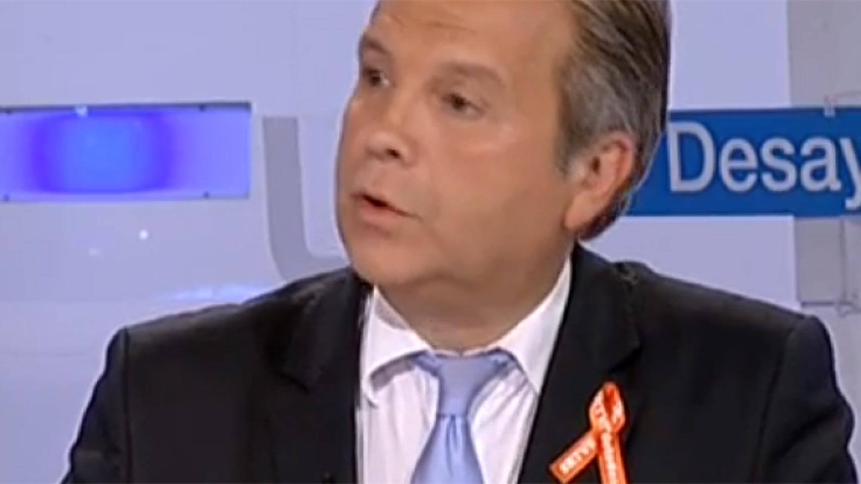 Antonio Miguel Carmona acude a 'Los desayunos' con el lazo naranja en defensa de RTVE