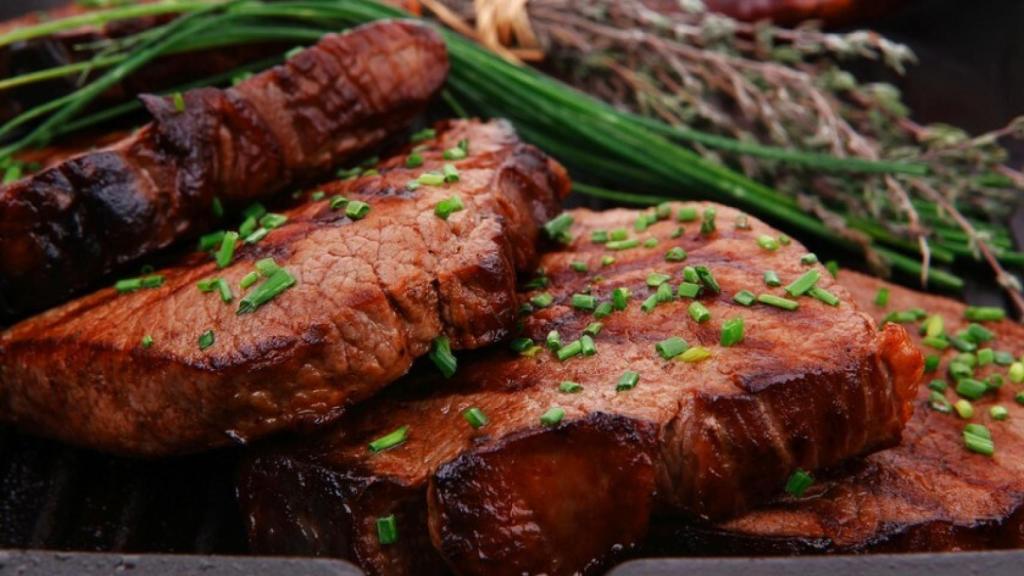 La carne cocinada a altas temperaturas puede desarrollar componentes cancerígenos.