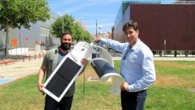 Sombrillas con láminas solares para cargar nuestro smartphone en bares