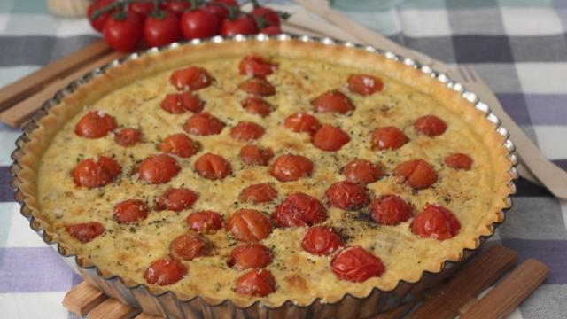 Tarta salada de atún y tomates cherry