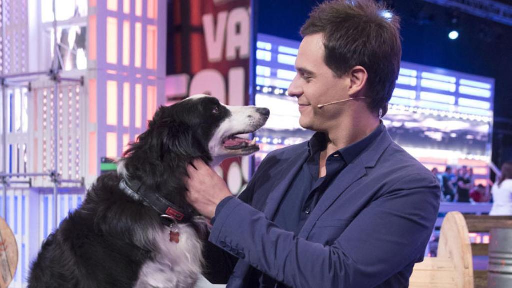 Christian Gálvez con un perro en '¡Vaya fauna!'