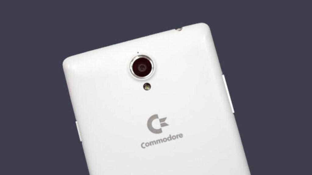 Commodore Pet es un teléfono genérico con la mítica marca en la parte trasera