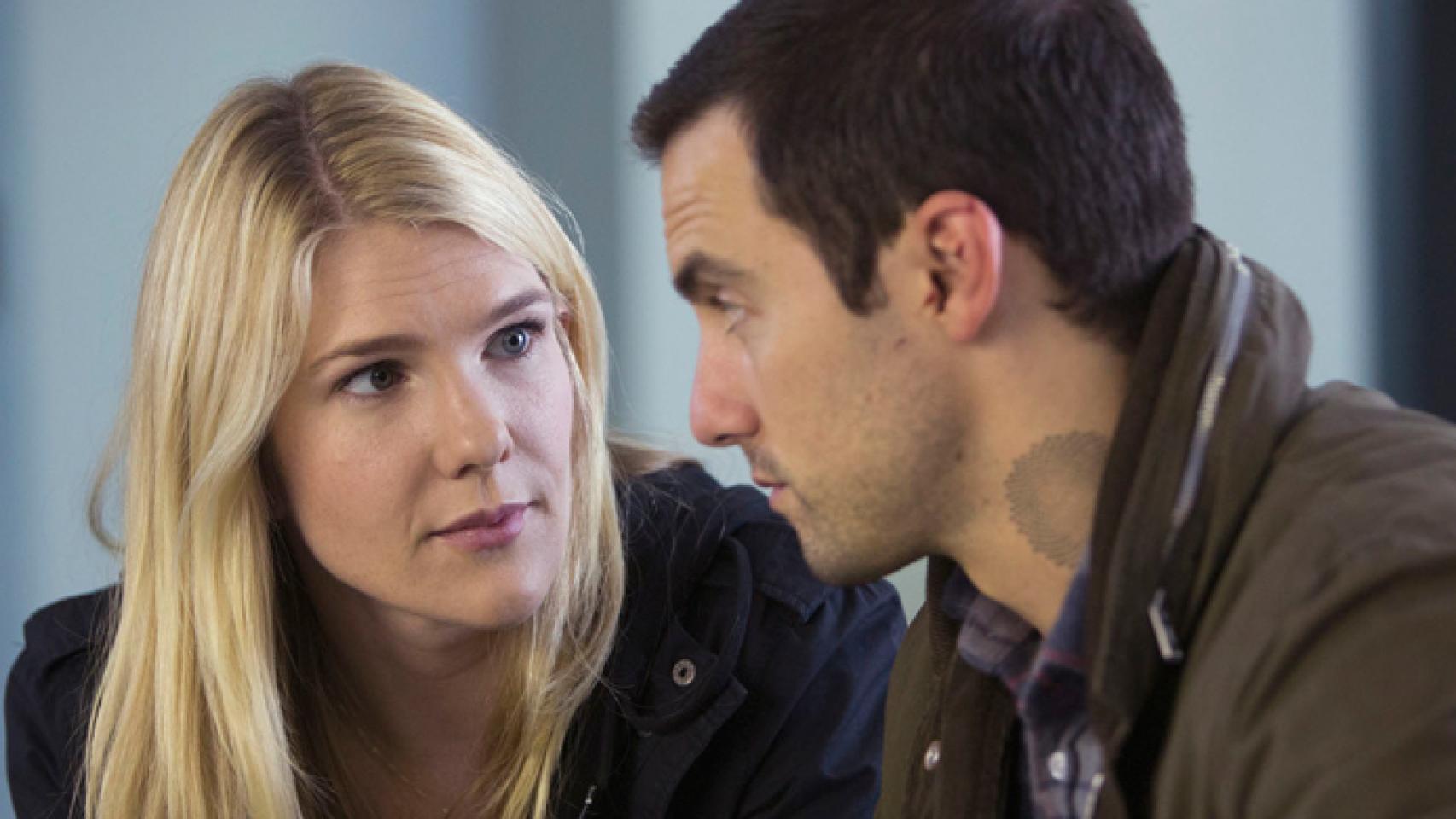 Lily Rabe y Milo Ventimiglia en 'Invisibles'